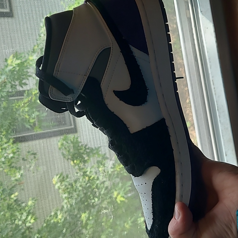 Air Jordan 1 Mid SE 'Varsity Purple'